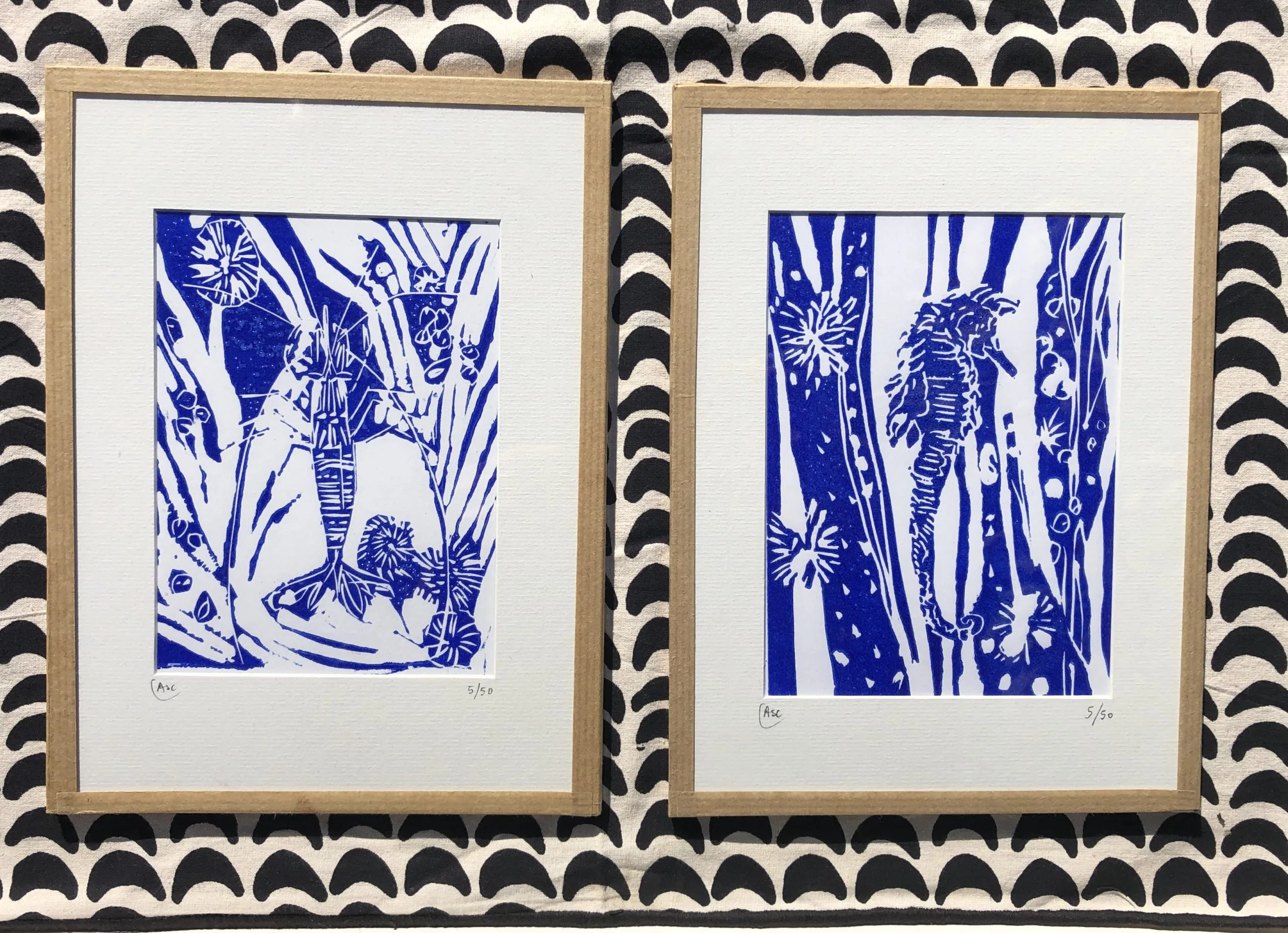 la crevette et l'hippocampe bleu outremer linogravure ASC